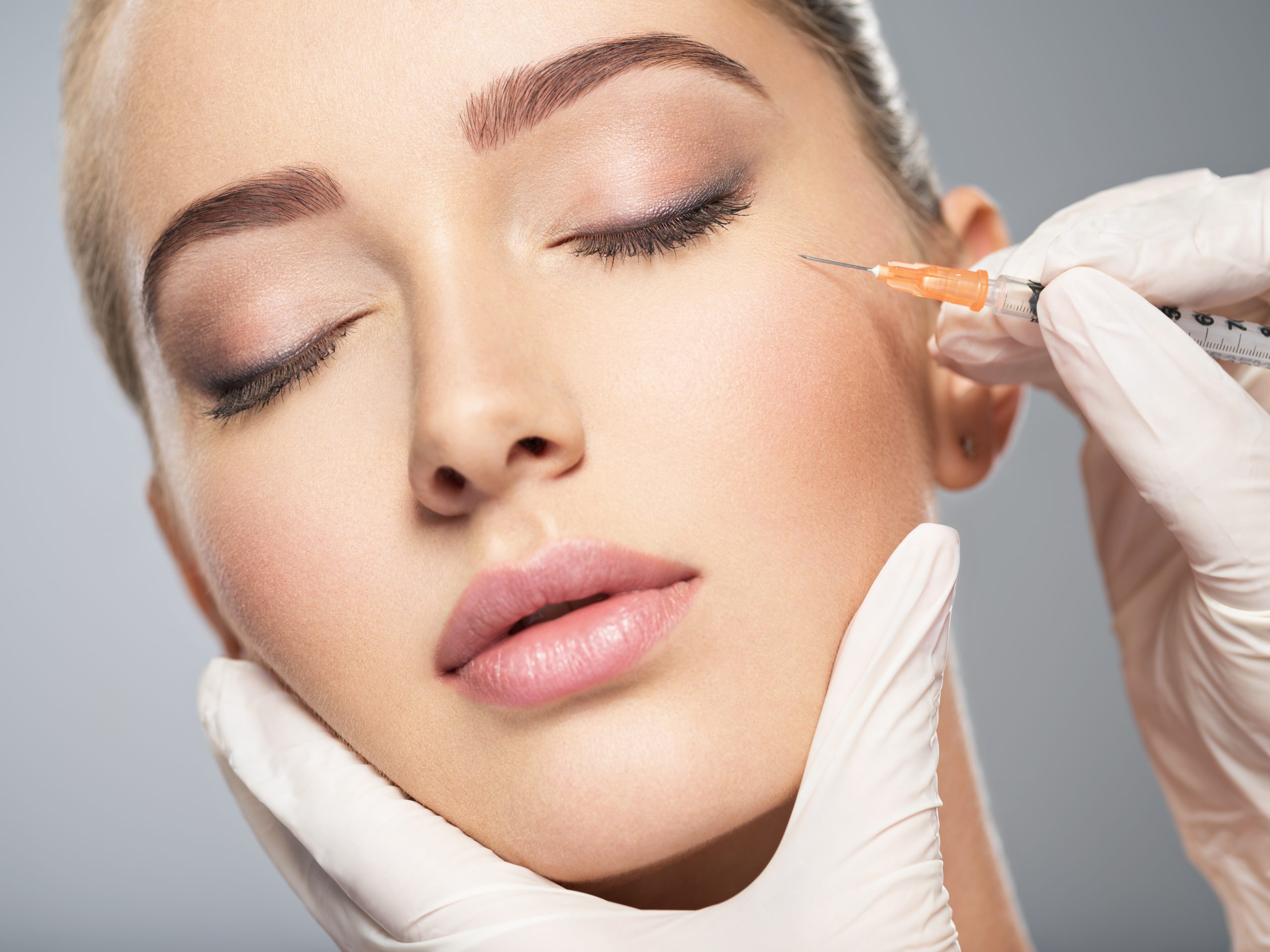 Botox Unterspritzung zur Faltenbehandlung durch Lähmung der Muskel. Abbildung einer Botoxbehandlung als Teil der plastischen Chirurgie.