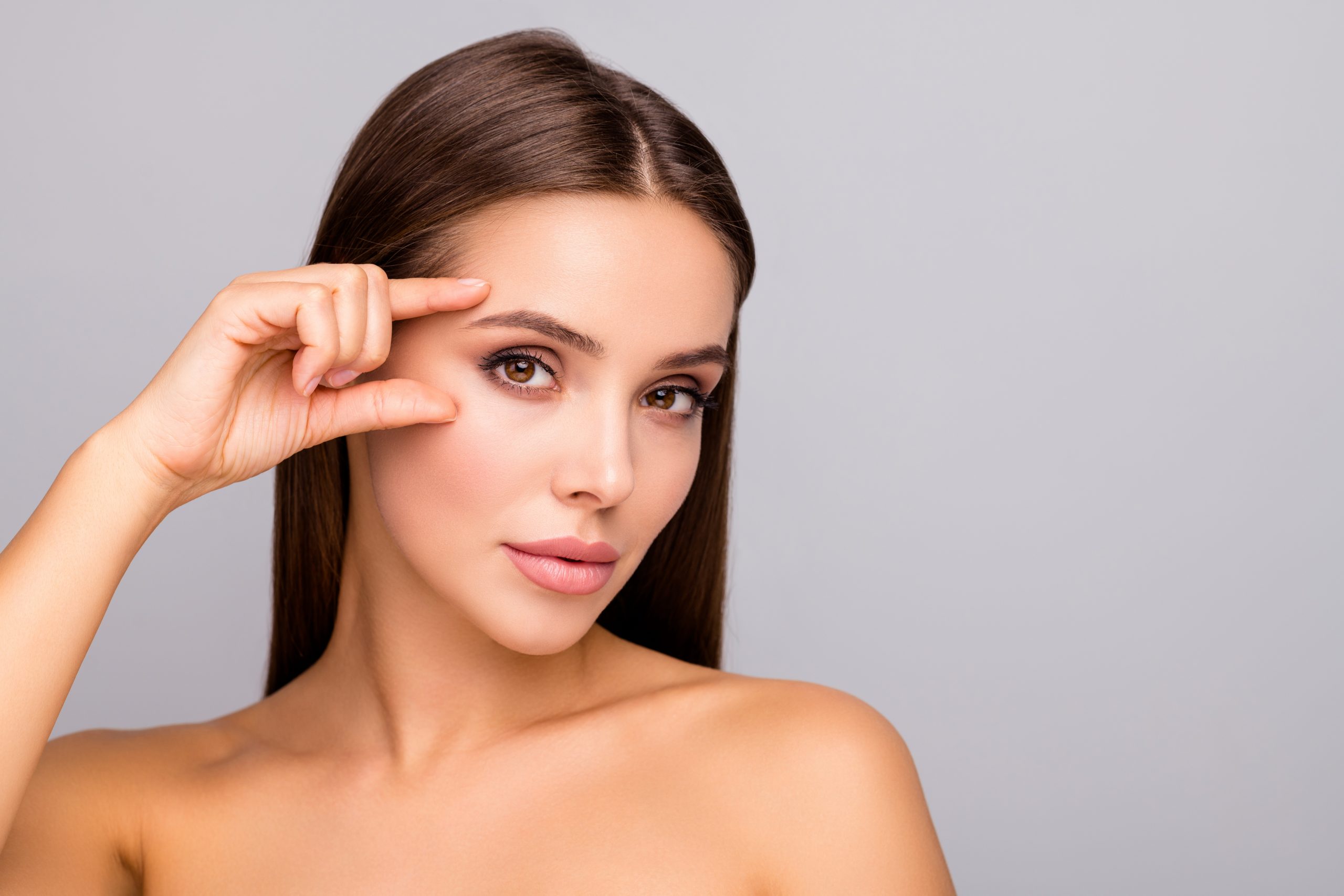 Augenbrauenlifting durch Fadenlifting, Botox oder Hyaluronsäure